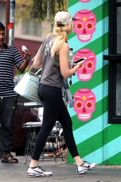 beth behrs booty